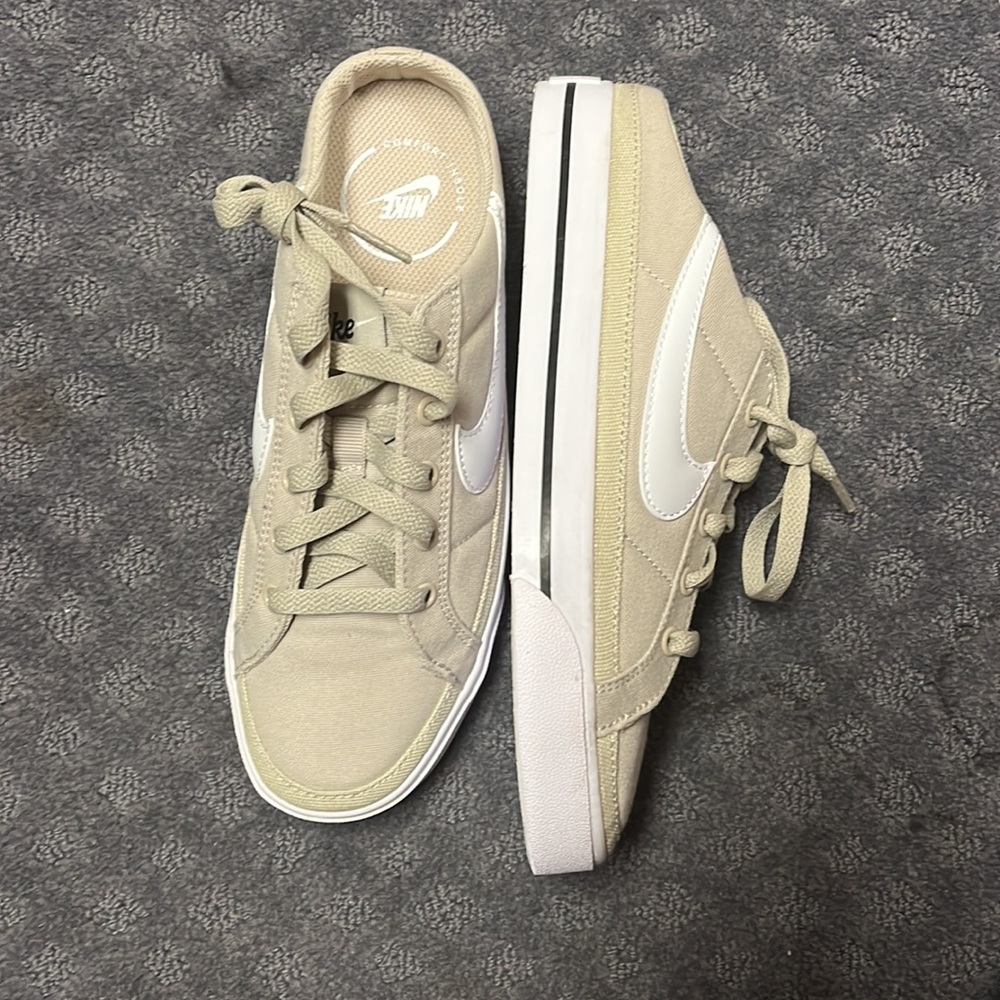 Nike Legacy Court Mules size 6.5 cream/white NEW